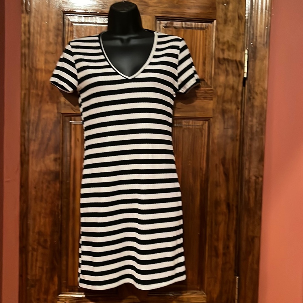 Forever 21 Cream & Black Short Sleeve Dress